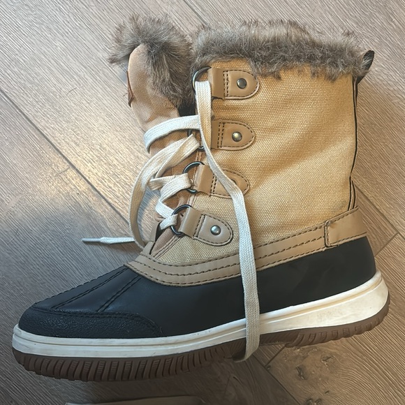 NWOT Kuiper Tan and Brown Lace Up Short Winter Boots with Faux Fur - Picture 5 of 8